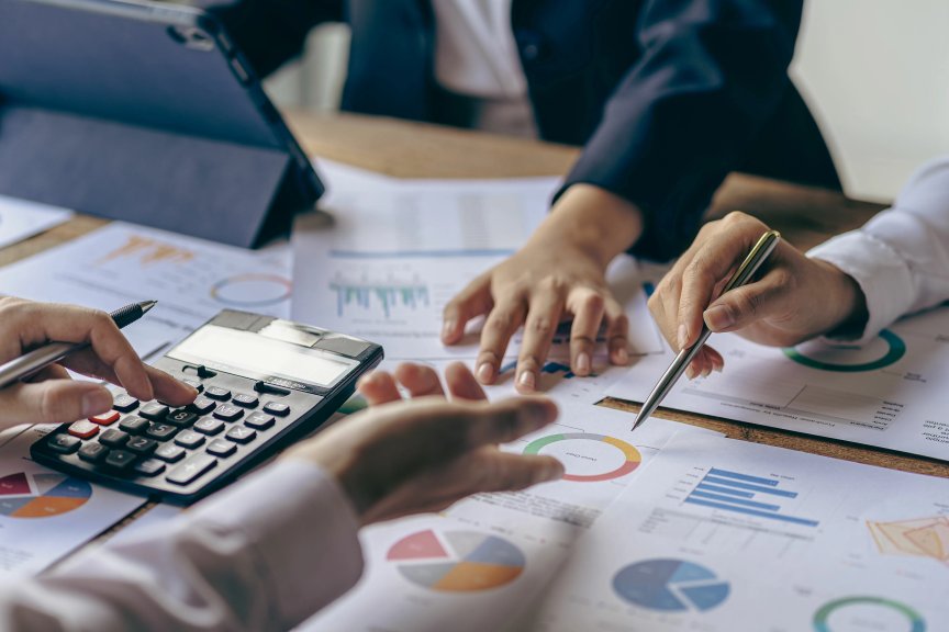 Modern iş alanında ayrıntılı bir bütçe planını inceleyen Girişimci Yeni bir iş için nakit akışı stratejisi ve etkili bütçe yönetimi şeklindeki illüstrasyon